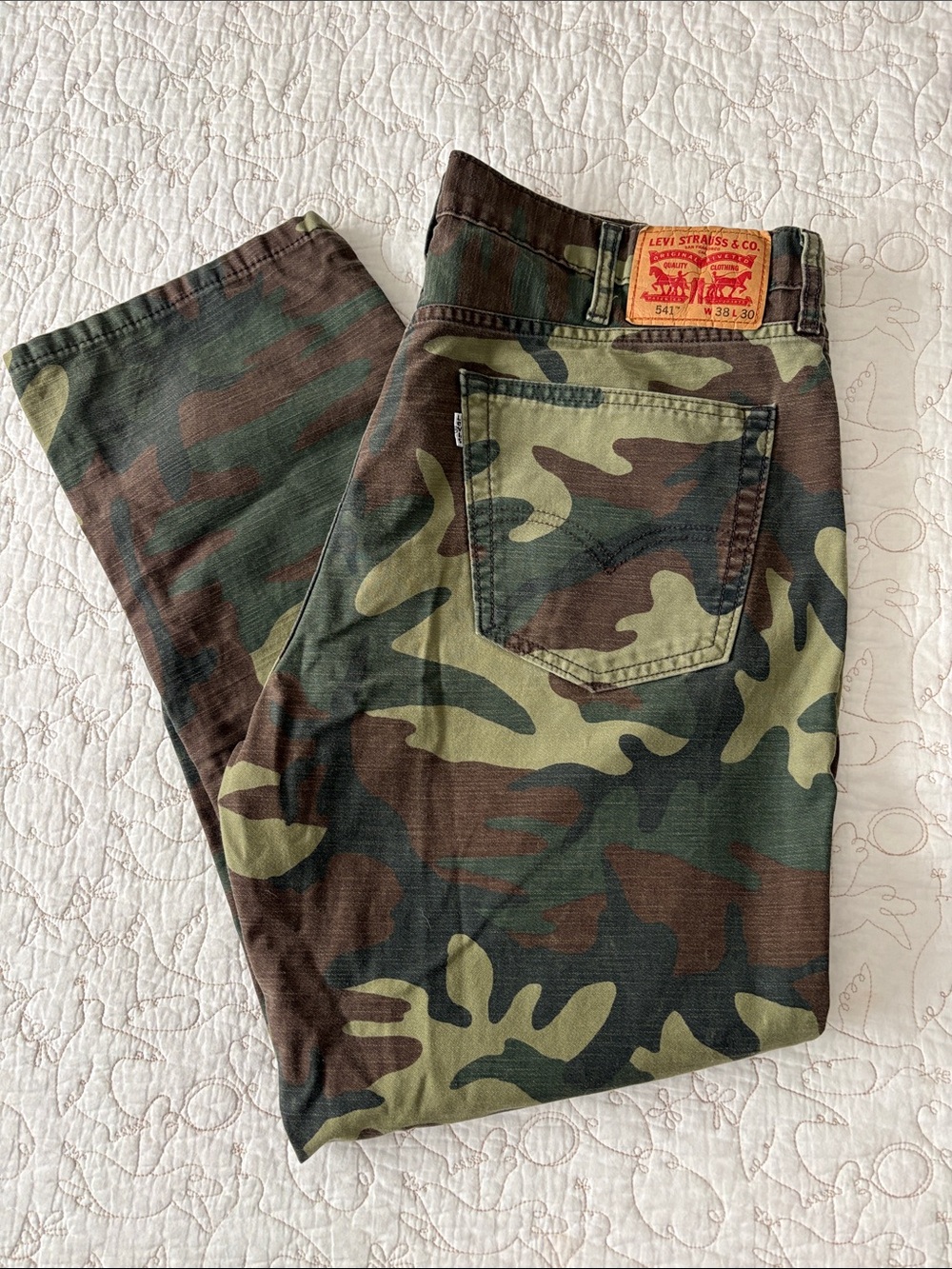 Levi's Men’s Camo Relaxed Jeans - Green/Brown - Picture 2 of 8